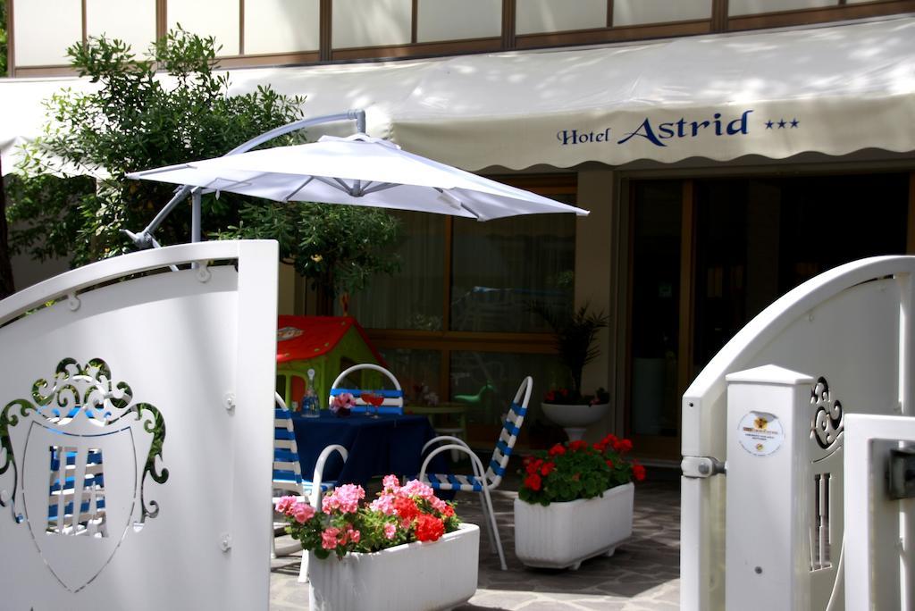 Hotel Astrid チェルヴィア エクステリア 写真